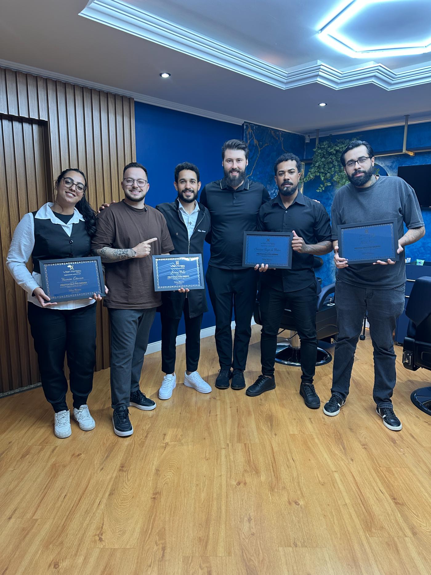 Wilian e alunos durante oficina prática